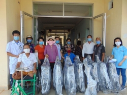 lawrence sting cung dong hanh trao 25 xe lan xe lac cho nguoi khuyet tat huyen hung nguyen tinh nghe an