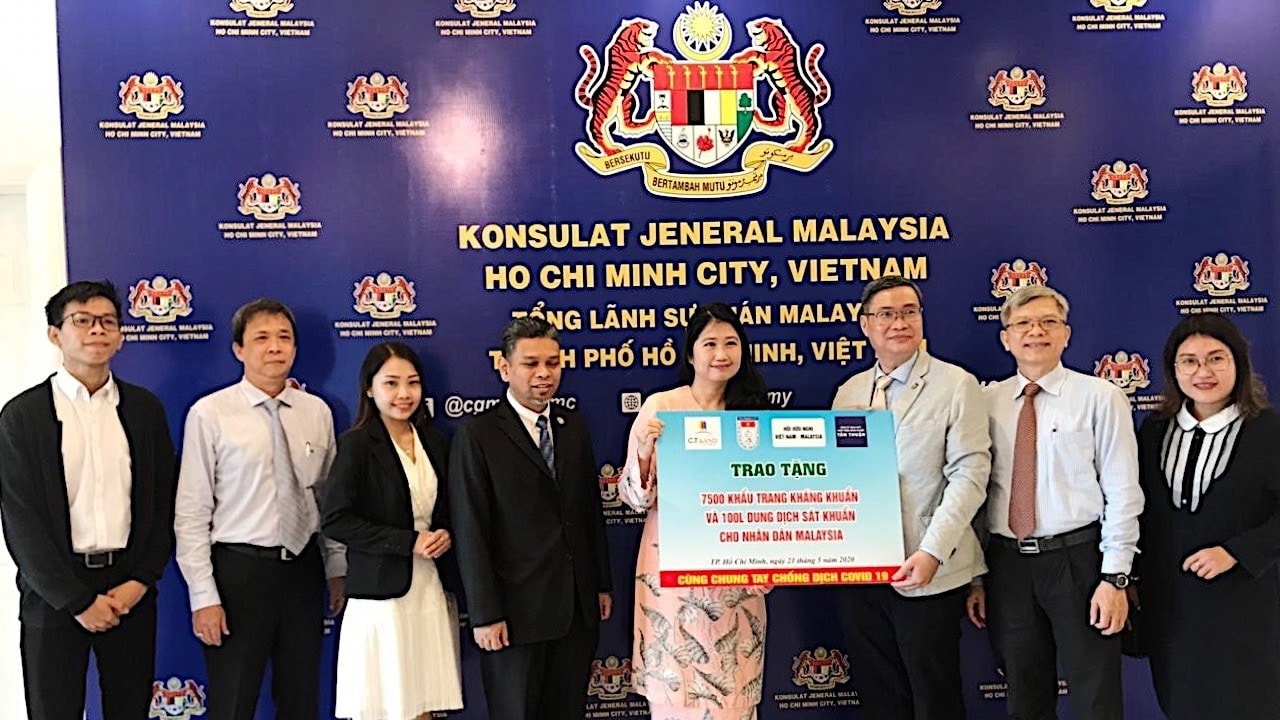 hufo trao tang 7500 khau trang va 100 lit dung dich sat khuan cho nhan dan malaysia