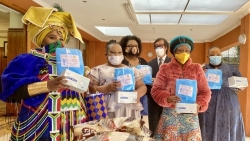 Đại sứ quán Việt Nam tại Nam Phi tặng vật tư y tế và các nhu yếu phẩm giúp nhân dân nước bạn chống COVID-19