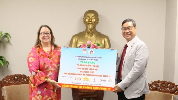 hufo trao tang 75000 khau trang cung nhieu vat tu y te giup nhan dan hoa ky chong covid 19