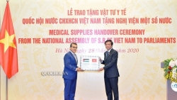 Quốc hội Việt Nam tặng vật tư y tế giúp Nghị viện các nước châu Phi, Trung Đông chống COVID-19