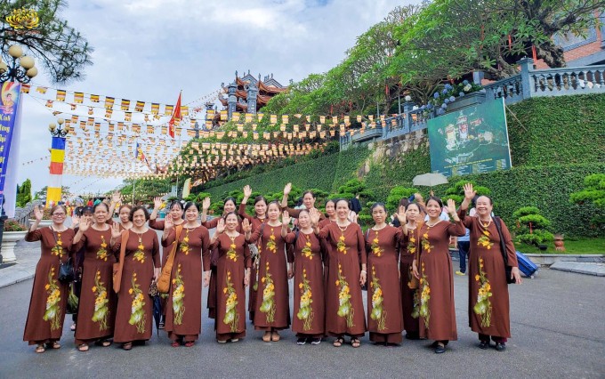 Gần 300 Chư tôn Hòa thượng, Thượng tọa và Tăng Ni nước ngoài dự lễ Phật đản tại Chùa Ba Vàng