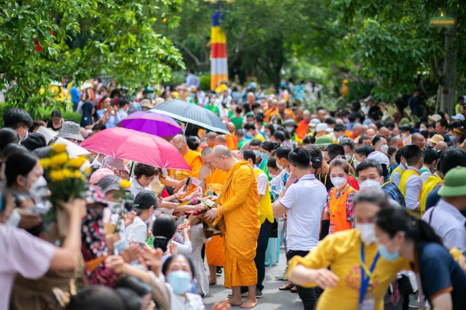 Gần 300 Chư tôn Hòa thượng, Thượng tọa và Tăng Ni nước ngoài dự lễ Phật đản tại Chùa Ba Vàng