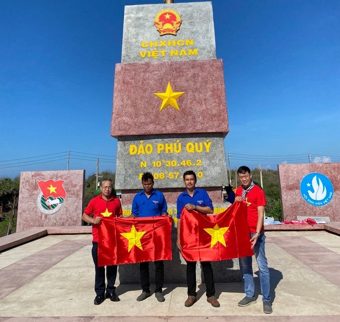 Tặng 500 lá cờ Tổ quốc cho ngư dân huyện đảo Phú Quý, Bình Thuận