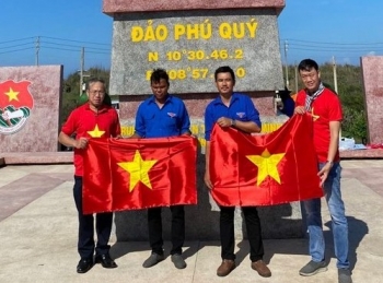Tặng 500 lá cờ Tổ quốc cho ngư dân huyện đảo Phú Quý, Bình Thuận