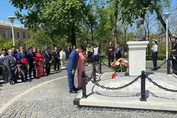 Tổng Lãnh sự Việt Nam tại Vladivostok, Liên bang Nga dâng hoa kỷ niệm 132 năm ngày sinh Chủ tịch Hồ Chí Minh