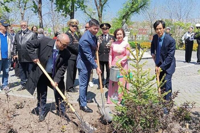 Tổng Lãnh sự Việt Nam tại Vladivostok, Liên bang Nga dâng hoa kỷ niệm 132 năm ngày sinh Chủ tịch Hồ Chí Minh