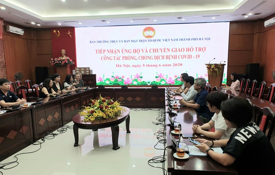 SPIR Việt Nam tặng 300 suất quà giúp người dân thủ đô khắc phục hậu quả do COVID-19
