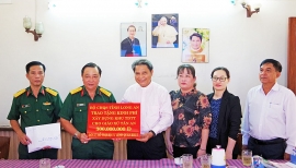 Bộ Chỉ huy quân sự tỉnh Long An trao gần 400 triệu đồng kinh phí hỗ trợ giáo dân Tân An