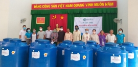 ADRA trao tặng bồn nước hỗ trợ cho 200 hộ dân nghèo tại Trà Ôn, Vĩnh Long khắc phục hạn mặn
