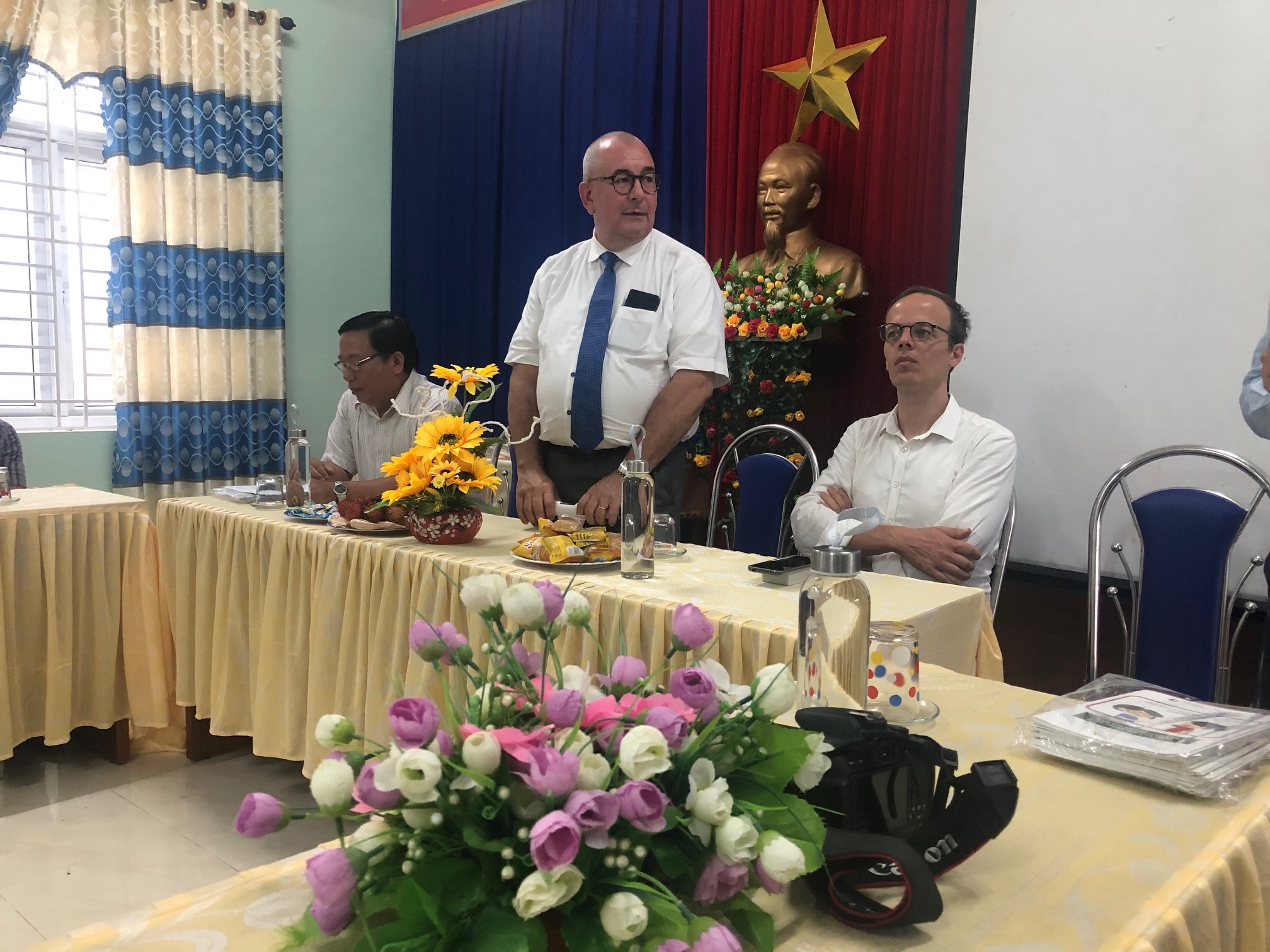 Đại sứ Bỉ Paul Jansen trao tặng 6.200 phần quà cho trẻ mầm non các tỉnh Quảng Nam, Quảng Ngãi và Kon Tum dai su bi paul jansen trao tang 6200 phan qua cho tre mam non cac tinh quang nam quang ngai va kon tum