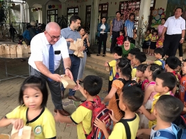 Đại sứ Bỉ Paul Jansen trao tặng 6.200 phần quà cho trẻ mầm non các tỉnh Quảng Nam, Quảng Ngãi và Kon Tum