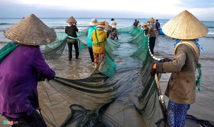 ba tran thi hai cho biet nhung ngay bien lang khong co gio ngu dan dia phuong keo luoi rung phu thuoc vao con nuoc thuy trieu