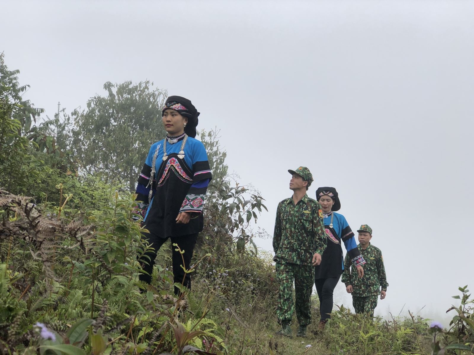 luc luong bo doi bien phong lao cai cung nhan dan dia phuong tuan tra kiem tra duong mon loi mo noi bien gioi anh viet ton