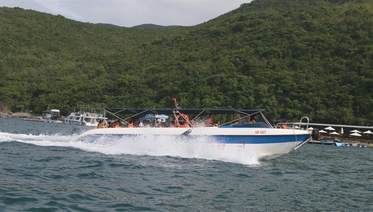 ca no dua du khach di tham quan vinh nha trang anh hai luan