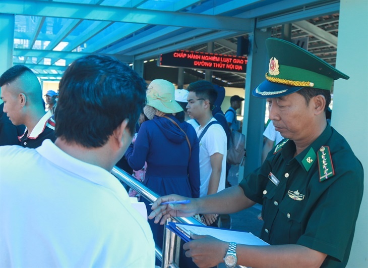 dai uy dinh truong nam nhan vien tram kiem soat bien phong cang du lich cua be don bien phong cua khau cang nha trang huong dan cac tau dua don khach an toan anh hai luan