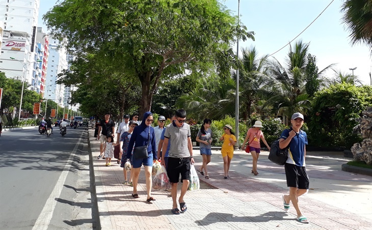 khach du lich di dao tren duong pho nha trang tinh khanh hoa anh hai luan