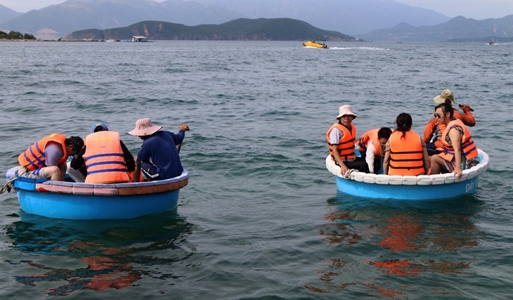 xem ca bang thung chai day kinh o vinh nha trang anh hai luan