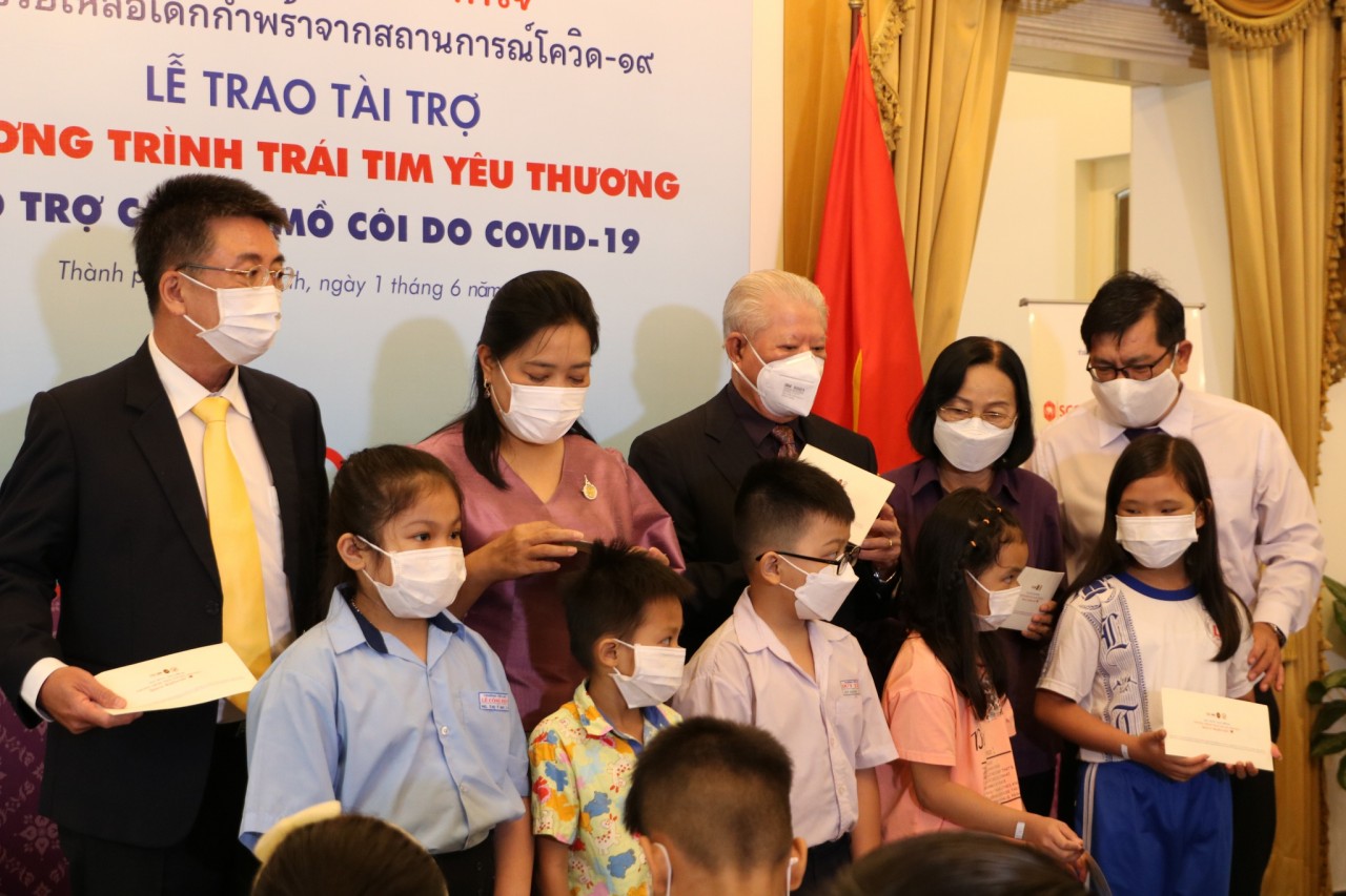 Tổng Lãnh sự Thái Lan trao 140 suất học bổng cho trẻ mồ côi nhân Quốc tế thiếu nhi