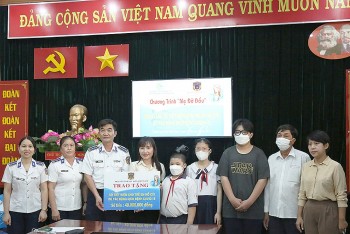 phu nu canh sat bien tang 4 so tiet kiem cho tre mo coi chiu anh huong boi covid 19