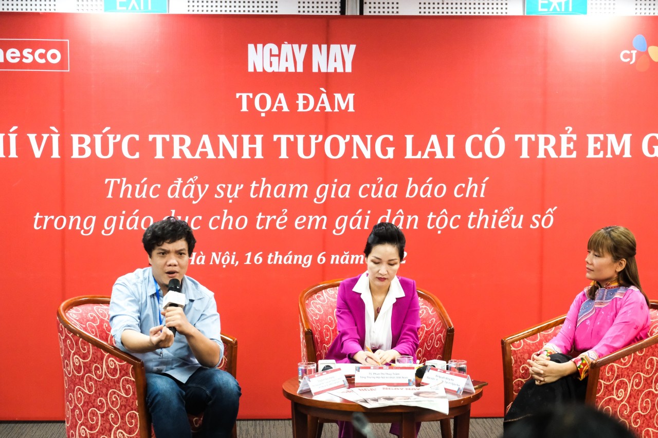 Vì bức tranh tương lai có trẻ em gái