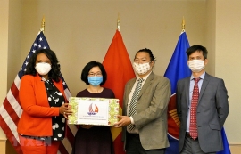 Đại sứ quán Việt Nam trao tặng 3.500 khẩu trang cho Thành phố Washington