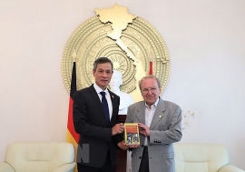 Nhà báo Đức Hellmut Kapfenberger nhận Huân chương Hữu nghị của Việt Nam