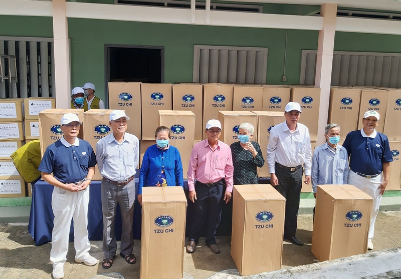 dai dien hoi tu thien tzu chi va lanh dao dia phuong trao bo loc nuoc cho ba con huyen thanh phu anh baodongkhoi