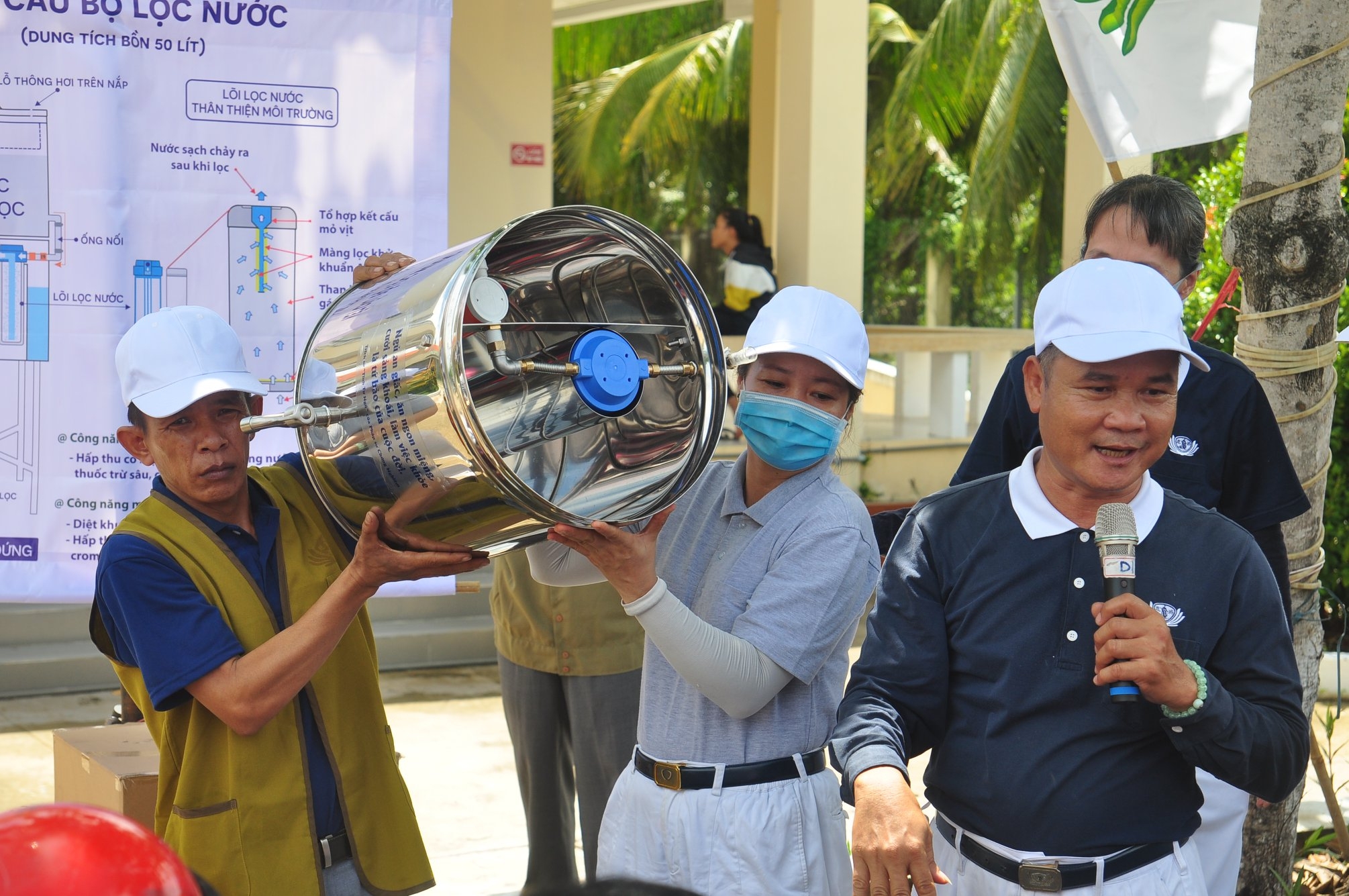 Hội từ thiện Tzu Chi (Đài Loan) tặng 1.500 bộ lọc nước cho người dân Bến Tre