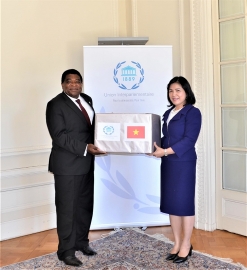 Quốc hội Việt Nam tặng khẩu trang cho Ban thư ký IPU