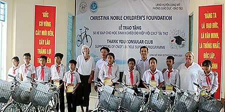cncf trao 50 xe dap cho tre em ngheo tinh hau giang