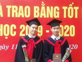 Anh em song sinh mang hai dòng máu Lào – Việt trở thành tân cử nhân Y dược tại Việt Nam