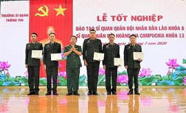 Trường Sĩ quan Thông tin tỉnh Khánh Hòa trao bằng tốt nghiệp cho 18 sĩ quan Lào và Campuchia