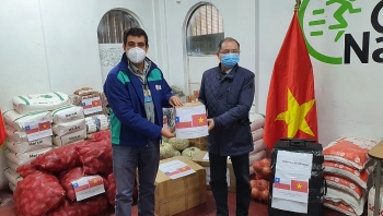 Đại sứ quán Việt Nam tại Chile trao quà giúp địa phương nước sở tại chống COVID-19