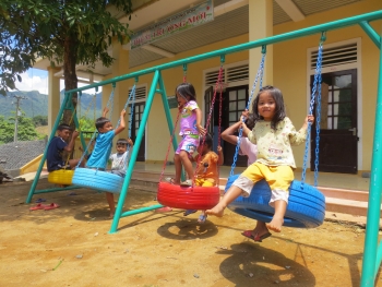 MCNV xây tặng hai sân chơi cho hàng trăm trẻ dân tộc tại Quảng Trị