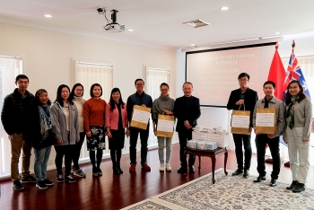 Đại sứ quán Việt Nam tại Australia trao tặng 5.000 khẩu trang giúp kiều bào vượt COVID-19