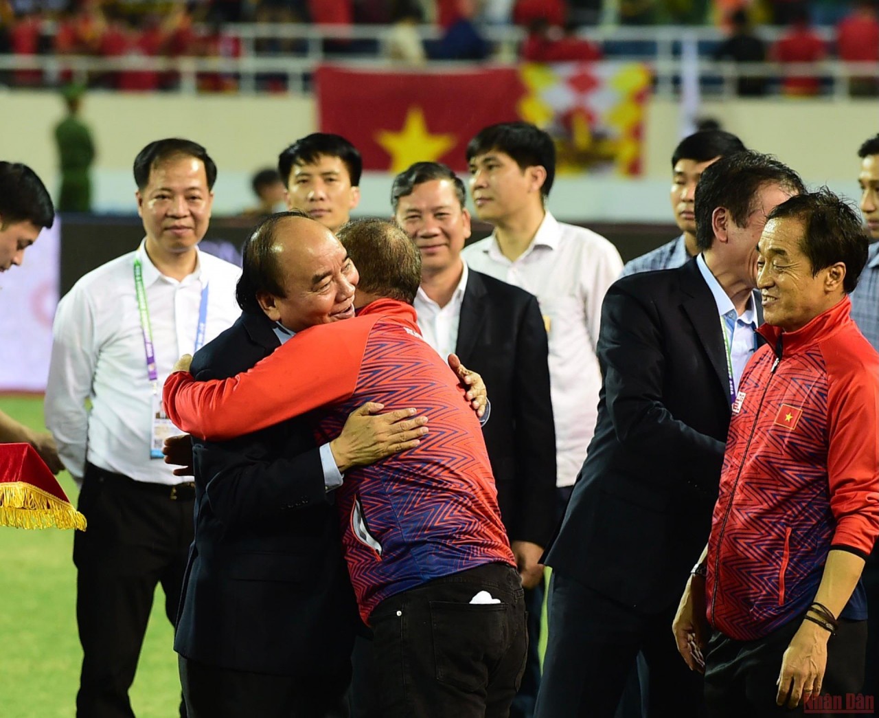 Chủ tịch nước Nguyễn Xuân Phúc chúc mừng và cảm ơn huấn luyện viên Park Hang Seo (Ảnh: TRẦN HẢI) 