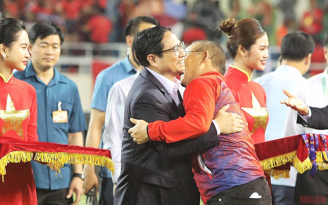 Thủ tướng Phạm Minh Chính chúc mừng và cảm ơn huấn luyện viên Park Hang Seo (Ảnh: KHIẾU MINH)
