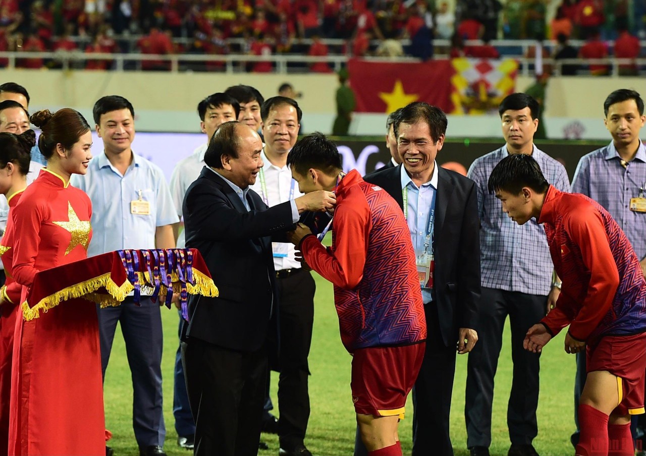 Chủ tịch nước Nguyễn Xuân Phúc trao Huy chương Vàng cho các cầu thủ (Ảnh: TRẦN HẢI)