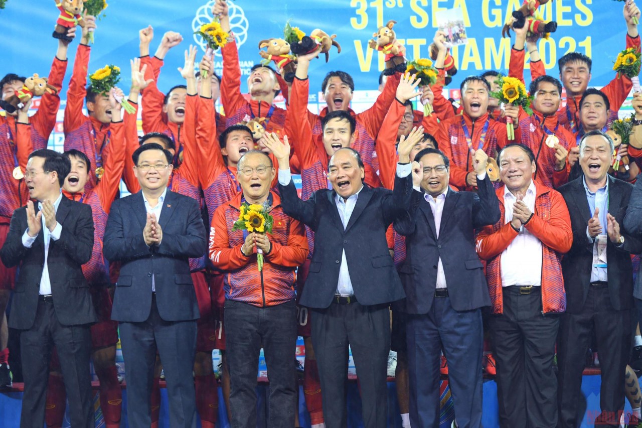 Lãnh đạo Đảng và Nhà nước chung vui cùng toàn đội U23 Việt Nam (Ảnh: THÀNH ĐẠT) 