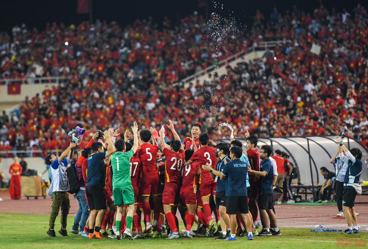 Những nhà vô địch của bóng đá nam Đông Nam Á ăn mừng chiến thắng (Ảnh: THÀNH ĐẠT)
