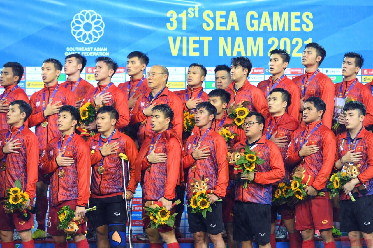 Những nhà vô địch bóng đá nam Đông Nam Á xúc động hát quốc ca trong lễ chào cờ trao huy chương (Ảnh: THÀNH ĐẠT) 
