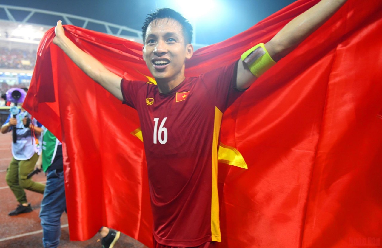 Đội trưởng U23 Việt Nam Đỗ Hùng Dũng ăn mừng chiến thắng (Ảnh: THÀNH ĐẠT) 