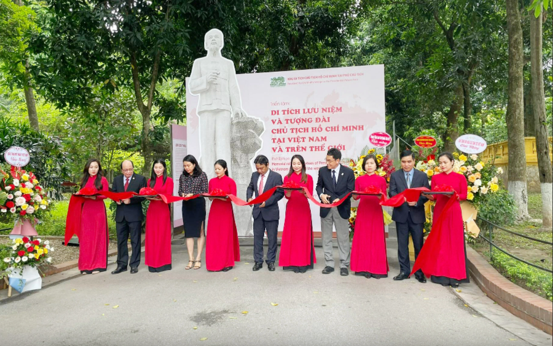 Triển lãm “Di tích lưu niệm và tượng đài Chủ tịch Hồ Chí Minh tại Việt Nam và trên thế giới (Ảnh: baohanam)