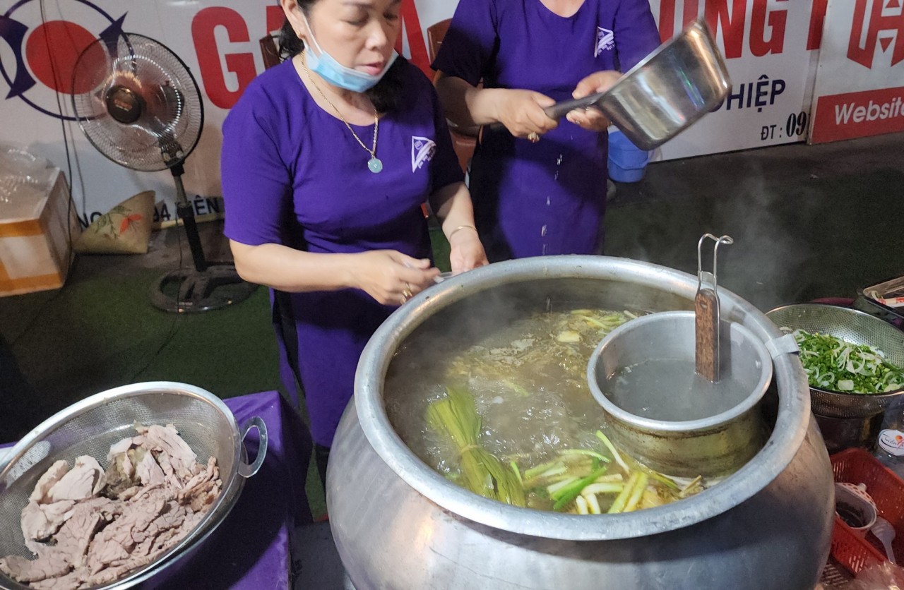 Nghệ nhân Huế đem thương nhớ ẩm thực cố đô vào sân Thiên Trường
