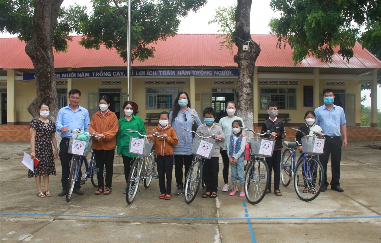 CLB Vì đàn em thân yêu và nhà hảo tâm trao xe đạp cho học sinh Trường Tiểu học và THCS Hùng Vương, xã Ea Mnang (Ảnh Baodantoc)