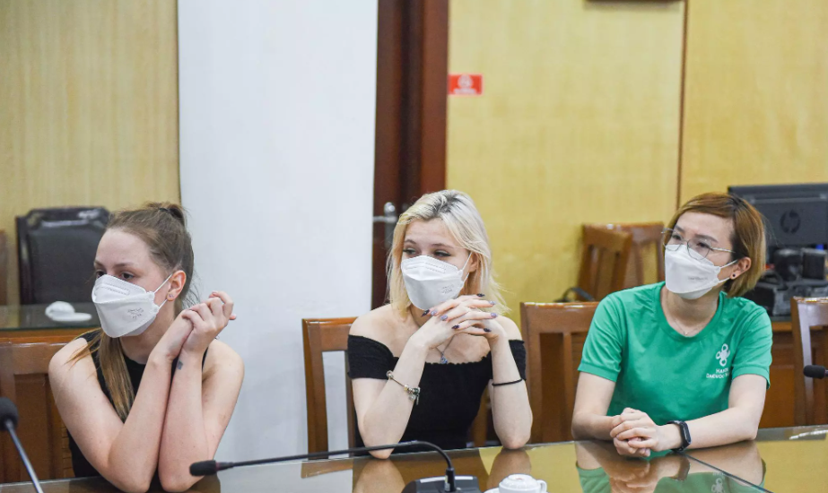 Hai nữ du khách Nga nhận lại điện thoại bị mất: 