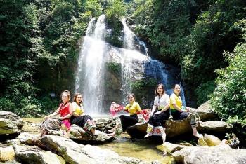 Khám phá vẻ đẹp thác Mưa giữa núi rừng biên giới Nghệ An