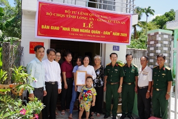 Long An: Tặng nhà văn hóa, thể thao và 3 nhà tình nghĩa cho đồng bào công giáo