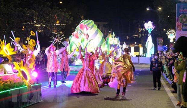 Đoàn vũ công quốc tế với trang phục truyền thống thể hiện những vũ điệu cuồng nhiệt, chào mừng lễ hội hoa đang diễn ra tại phố núi Đà Lạt. (Ảnh: TTXVN)